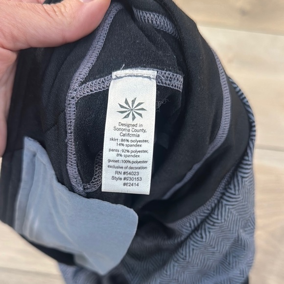 Athleta Women's Black and Gray Herringbone Skirted Leggings - Picture 16 of 16